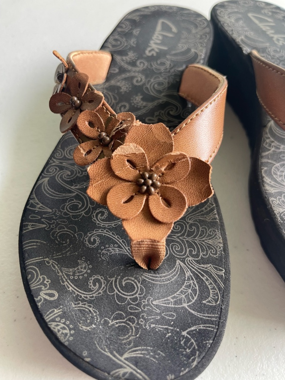Clarks Size 5 Brown Floral Wedge Sandals Thong Comfort Shoes - Picture 5 of 10